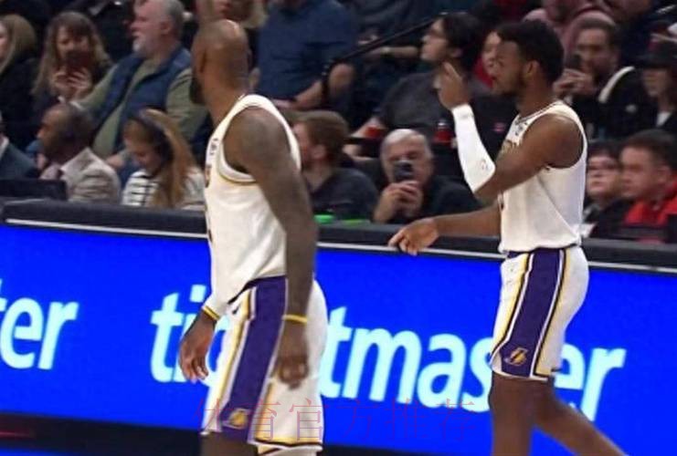 单节22罚！开拓者罚球创纪录打花湖人，詹姆斯父子同场只剩尴尬